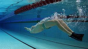 treinamento de nadador olimpico para as pernas