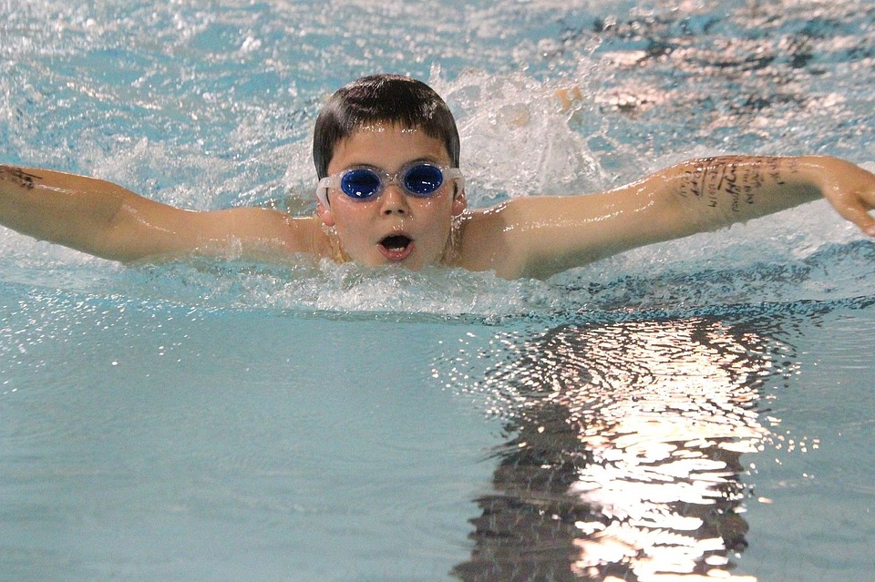 menino treinando natação