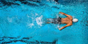 Recuperação pós-covid: natação pode ajudar com problemas respiratórios